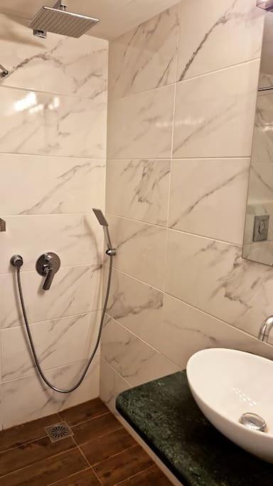 Chic Apt Near Acropolis - Avdi Square Athens Exterior photo
