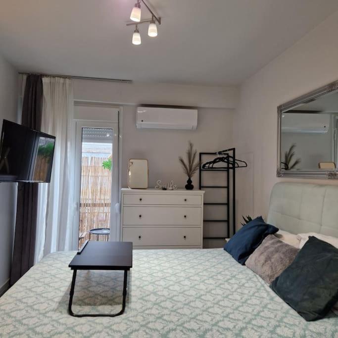 Chic Apt Near Acropolis - Avdi Square Athens Exterior photo
